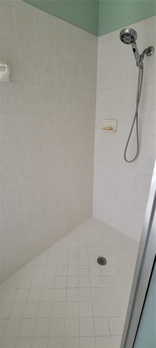 bathroom featuring a tile shower