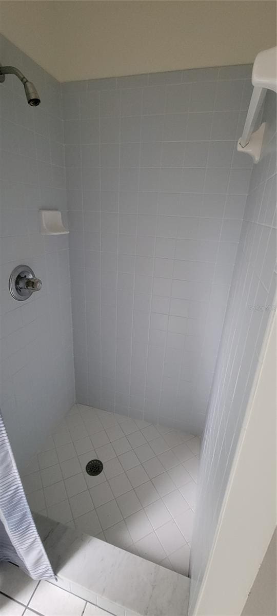 bathroom featuring a tile shower