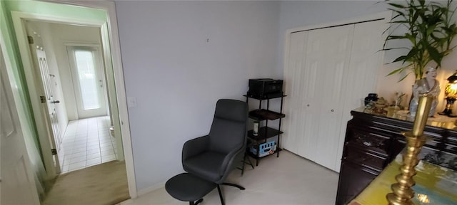 sitting room with carpet floors