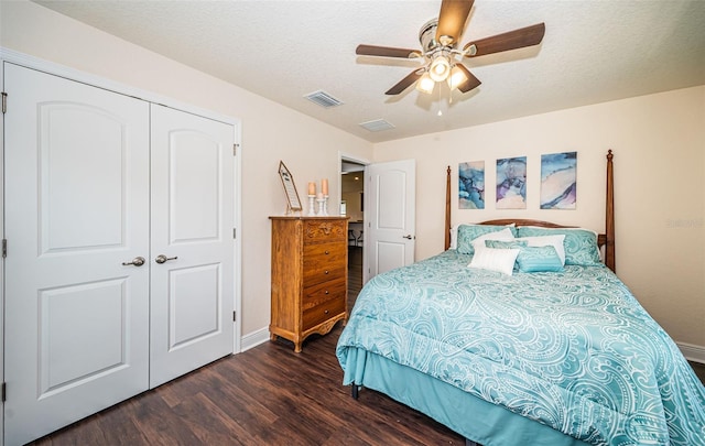 bedroom with dark wood-type flooring, a closet, a textured ceiling, and ceiling fan