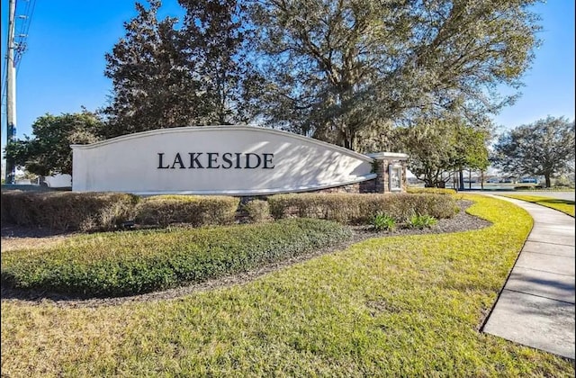 community sign with a lawn