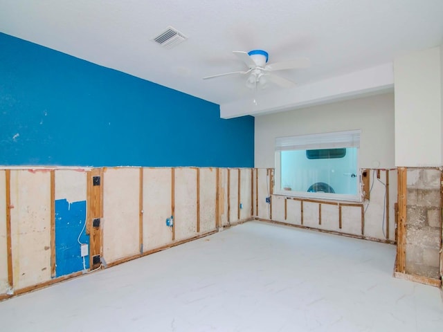 empty room with visible vents and ceiling fan