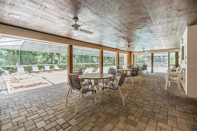 sunroom with ceiling fan