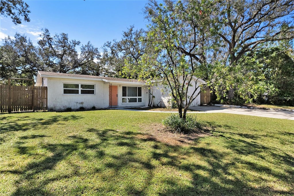 ranch-style house featuring a front lawn