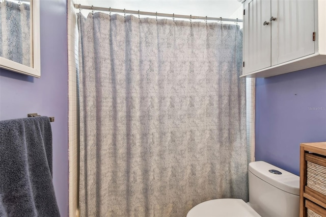 bathroom with toilet, a shower with curtain, and vanity