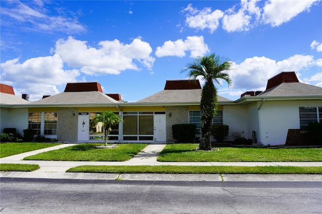 view of front facade with a front yard