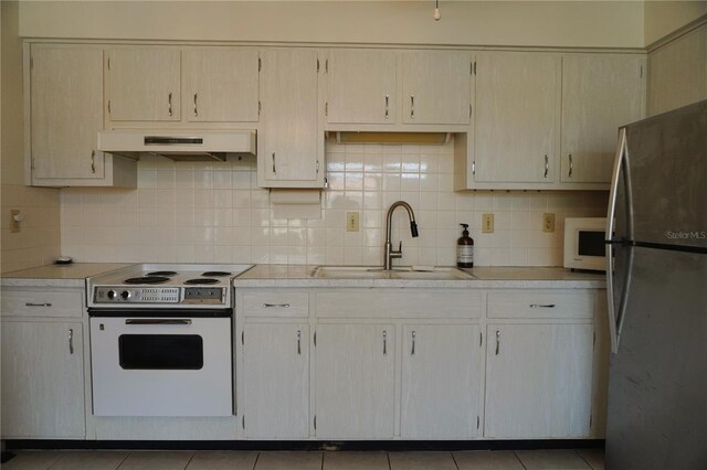 4338 Tahitian Gardens Cir Unit C, Holiday, FL 34691 - kitchen with white appliances, a sink, under cabinet range hood, and light countertops