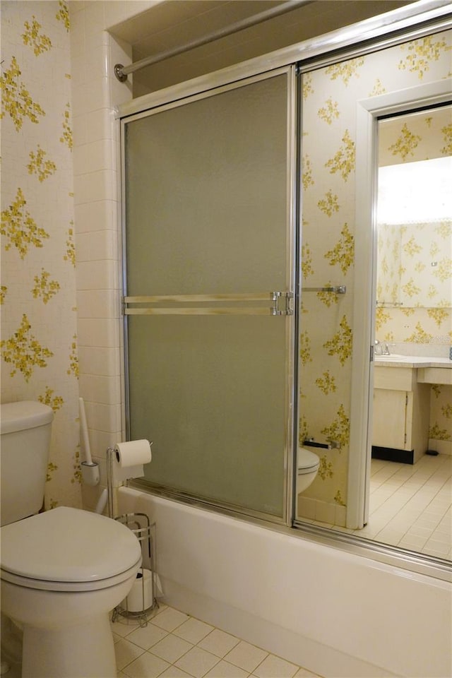 4338 Tahitian Gardens Cir Unit C, Holiday, FL 34691 - bathroom featuring tile patterned floors, wallpapered walls, toilet, and enclosed tub / shower combo