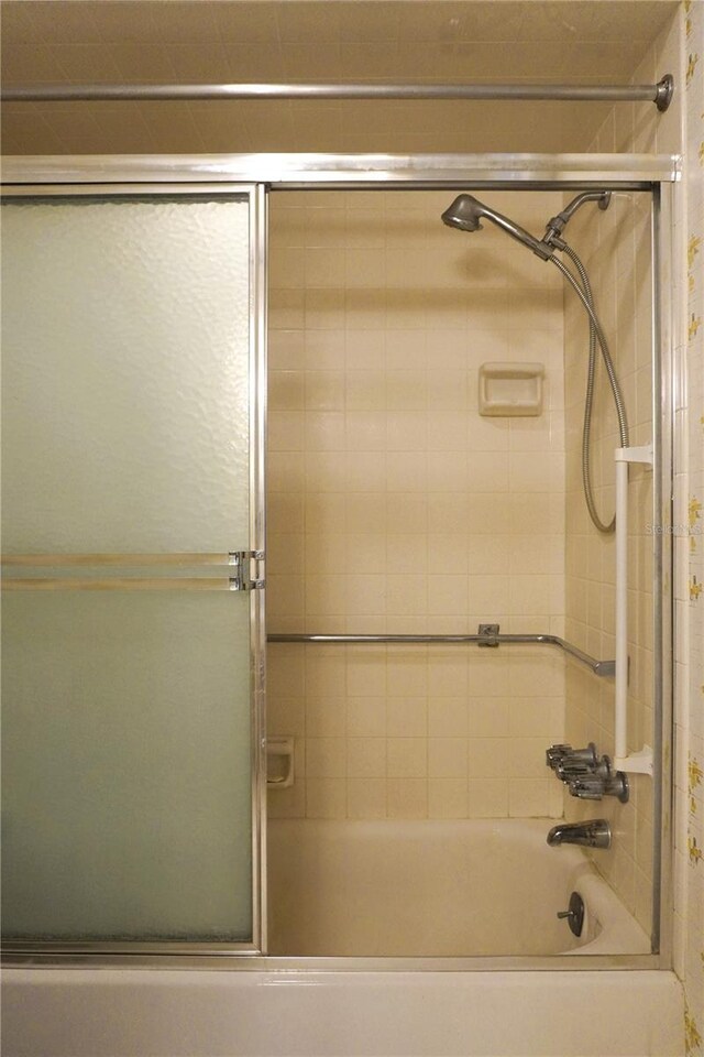 4338 Tahitian Gardens Cir Unit C, Holiday, FL 34691 - bathroom with enclosed tub / shower combo