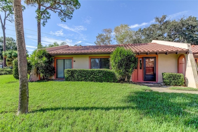 view of front of home featuring a front yard