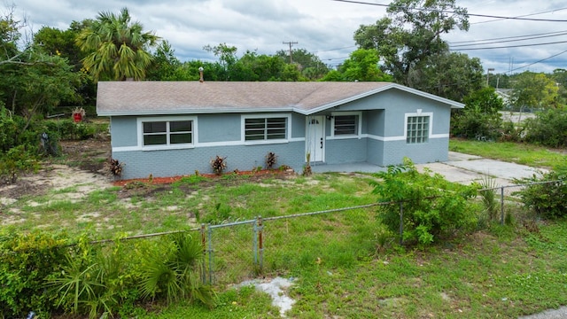 ranch-style house featuring a front lawn