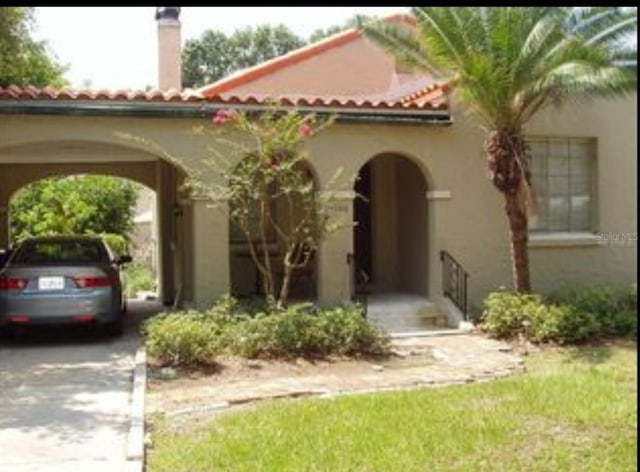 mediterranean / spanish-style home featuring a carport