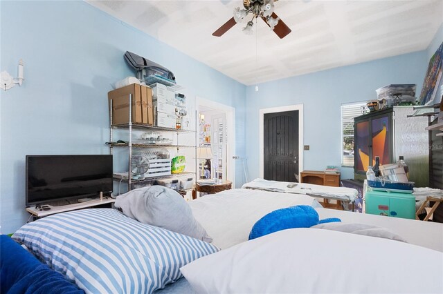 bedroom with ceiling fan