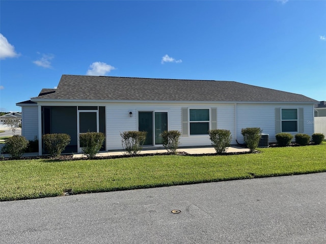 view of front of property featuring a front lawn