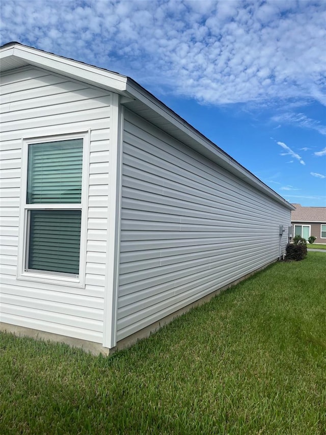 view of side of property featuring a lawn