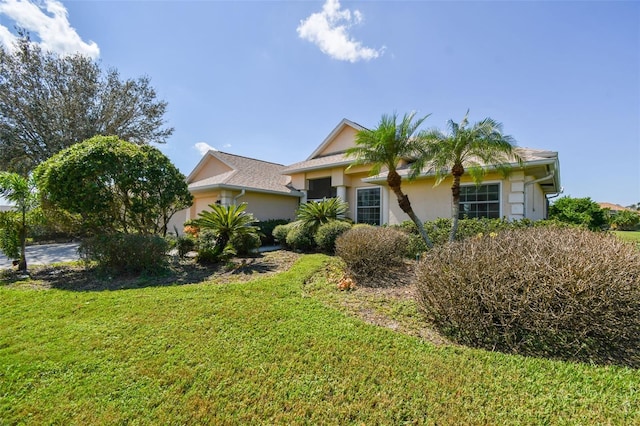 view of front of property featuring a front lawn