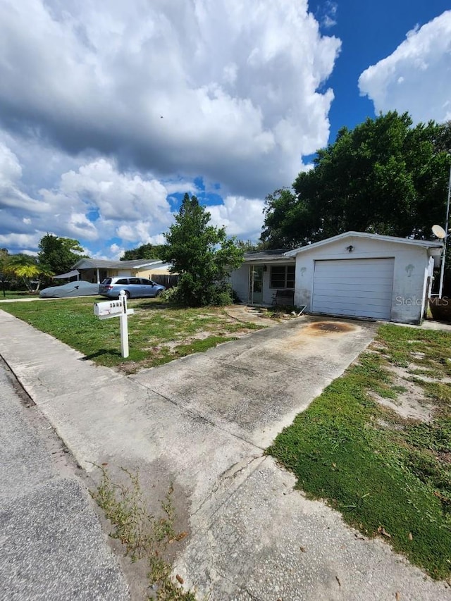 view of front of home featuring a front yard and a garage