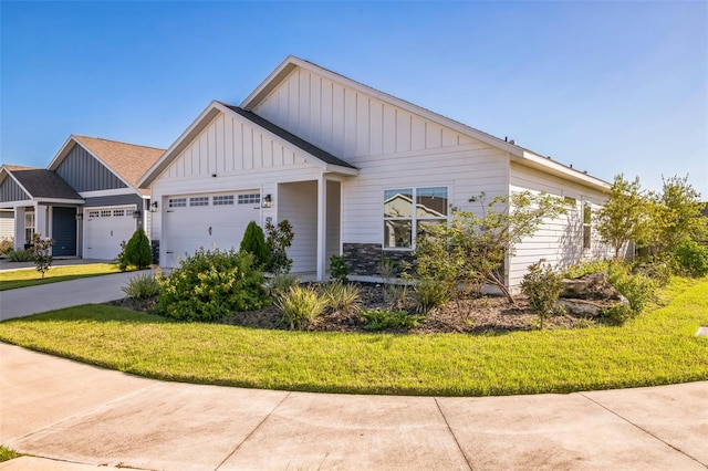 view of front facade with a garage and a front yard