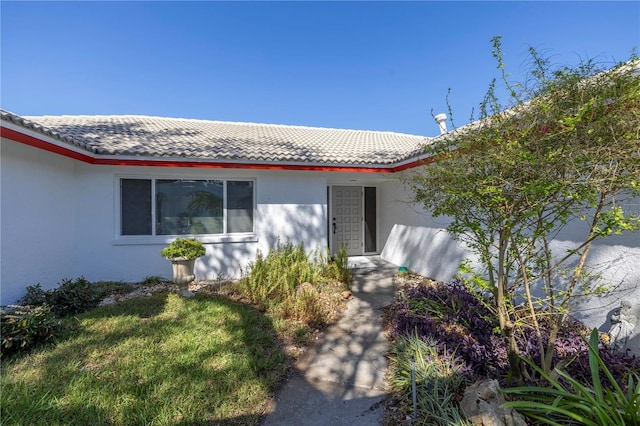 view of front of home with a front lawn