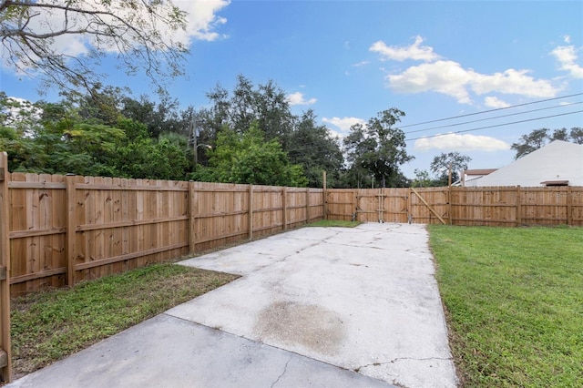 view of yard with a patio area