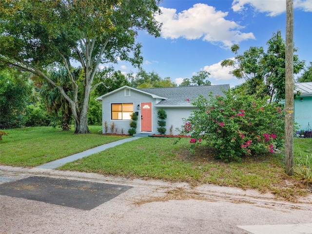 view of front facade featuring a front yard