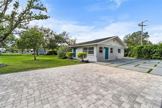 single story home featuring a front yard