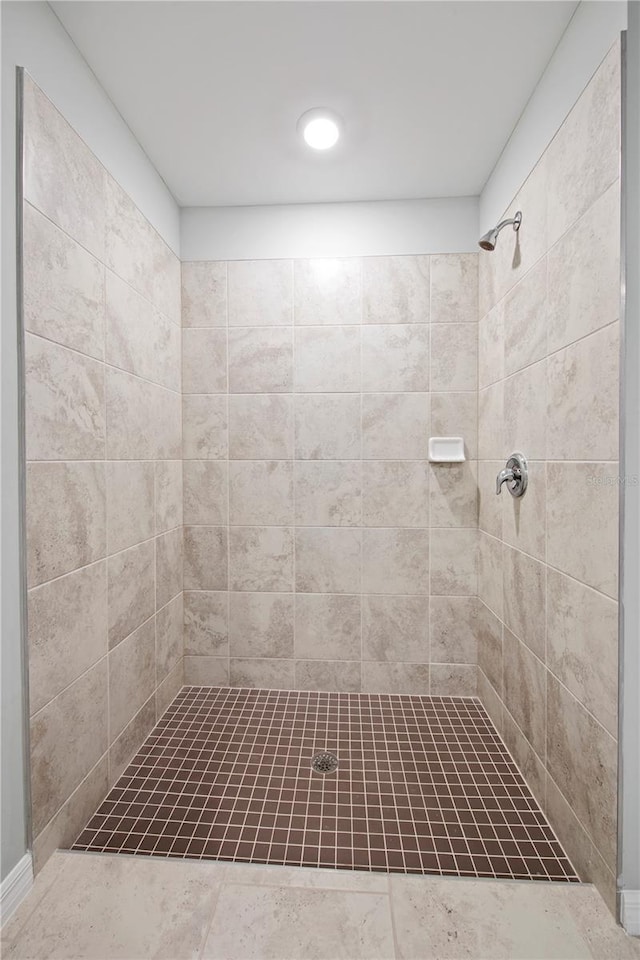 bathroom featuring tiled shower