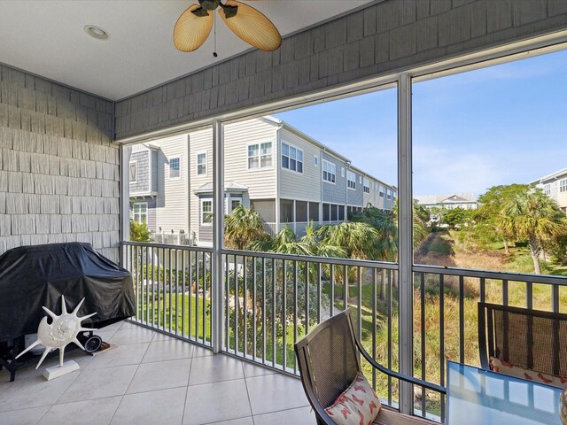 sunroom with ceiling fan