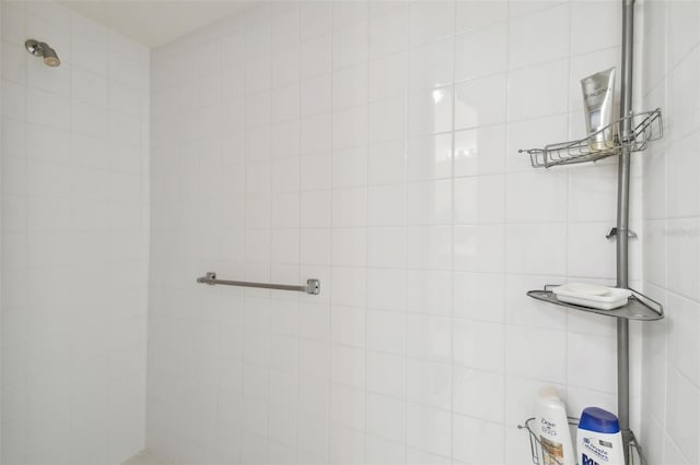 bathroom featuring a tile shower