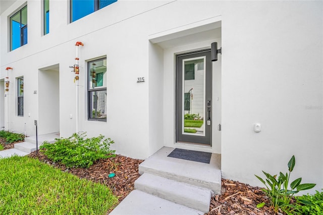 view of exterior entry with stucco siding