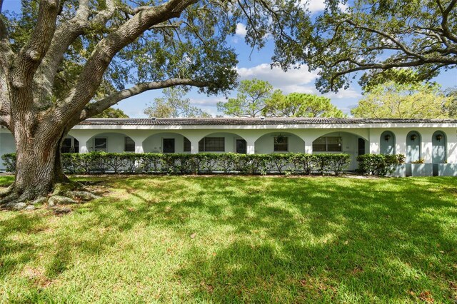 ranch-style home with a front yard