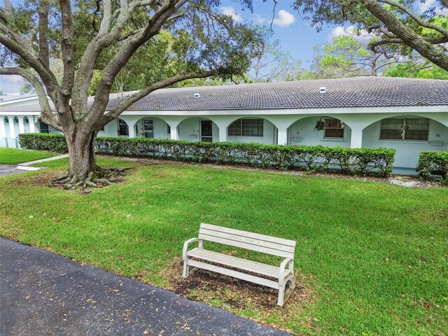 view of front of property featuring a front lawn