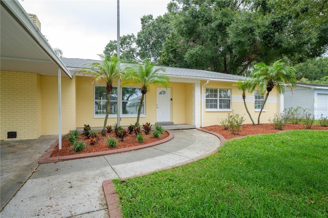 view of front of property featuring a front lawn