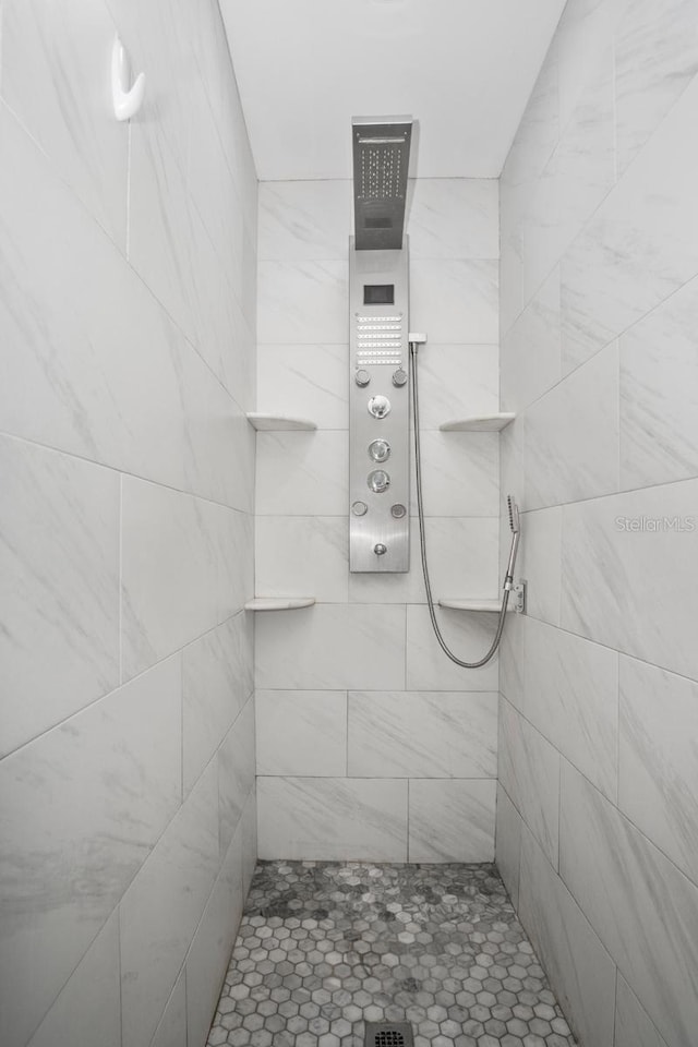 bathroom featuring tiled shower