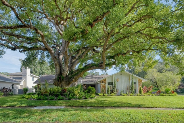 view of front of house with a front lawn