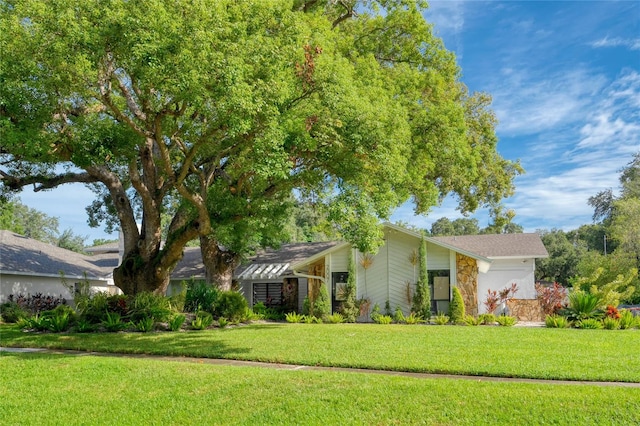 ranch-style home featuring a front lawn