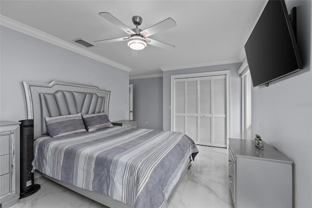 bedroom with ceiling fan, ornamental molding, and a closet