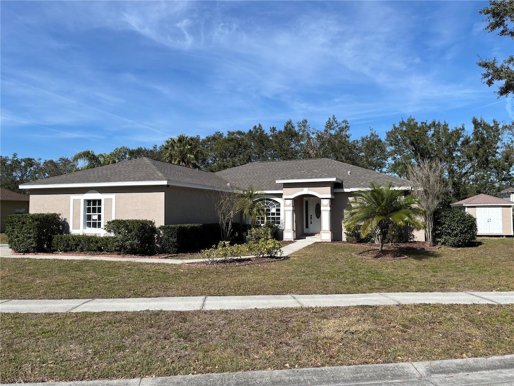 single story home with a front yard