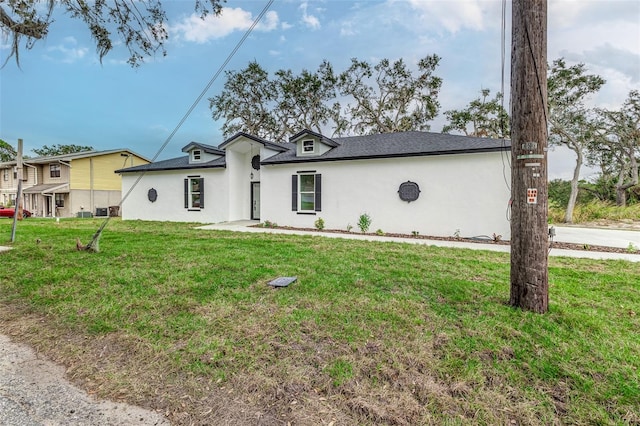 view of front of property with a front yard