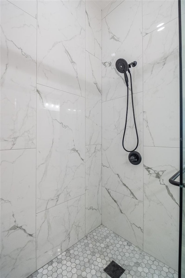 full bath featuring tiled shower