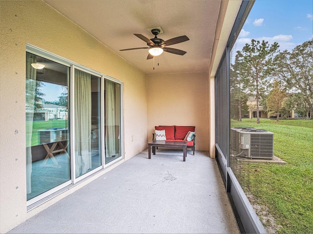 sunroom with ceiling fan