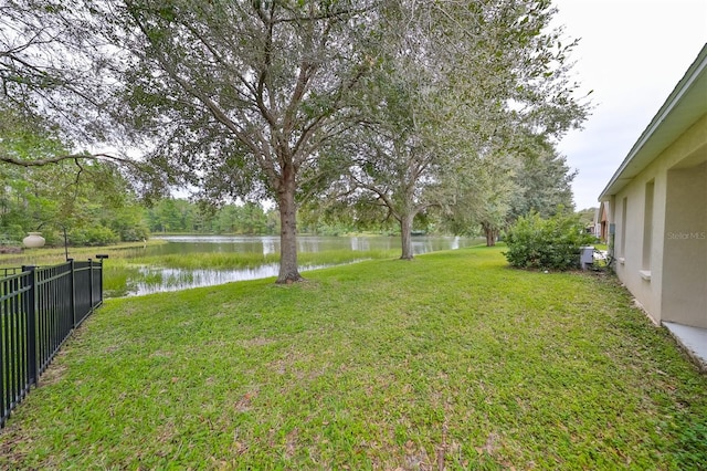 view of yard featuring a water view