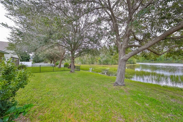 view of yard featuring a water view