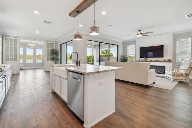 kitchen featuring white cabinets, a kitchen island with sink, stainless steel dishwasher, dark hardwood / wood-style floors, and sink