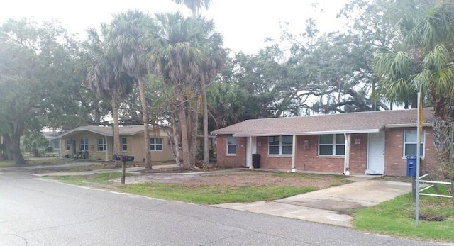 single story home with a front lawn