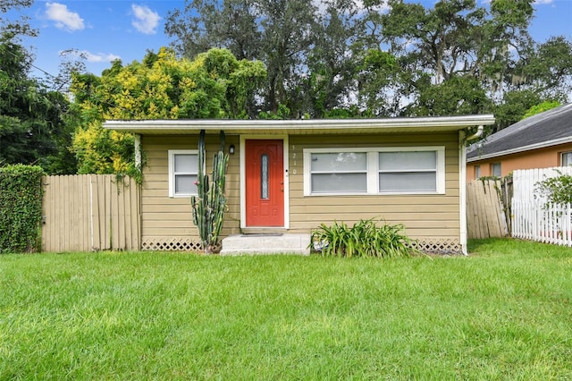 view of front of property featuring a front yard