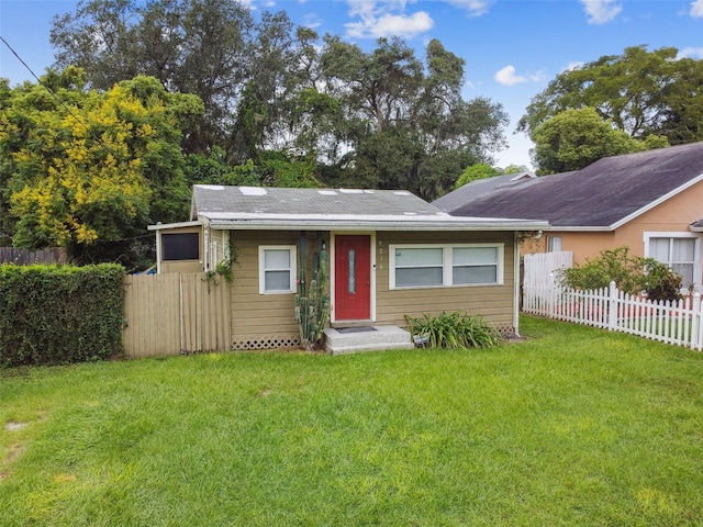 single story home featuring a front lawn