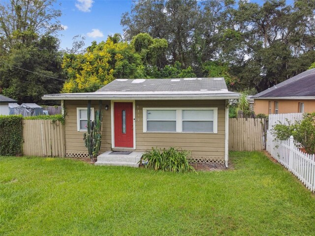 view of front of property with a front lawn