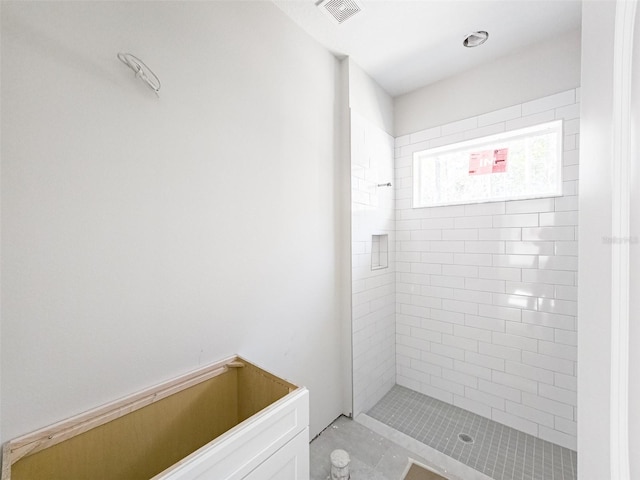 bathroom featuring tiled shower