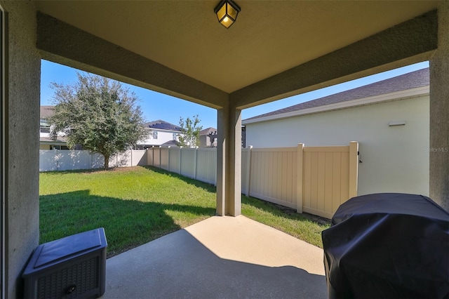 view of yard featuring a patio area